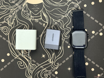 Confronto delle dimensioni dell’Ugreen Nexode Air da 65 W con l’orologio Apple e il caricabatterie da 18 W