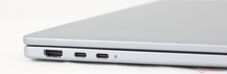 A sinistra: HDMI 2.1, USB-C 3.2 Gen. 2 con DisplayPort 1.4 + Power Delivery, USB-C Thunderbolt 4 con DisplayPort 2.1 + Power Delivery
