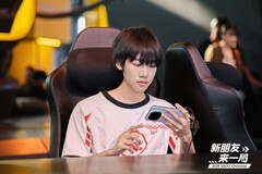 Un appassionato di e-sport con uno smartphone di punta iQoo al ChinaJoy 2025. (Fonte: iQoo)