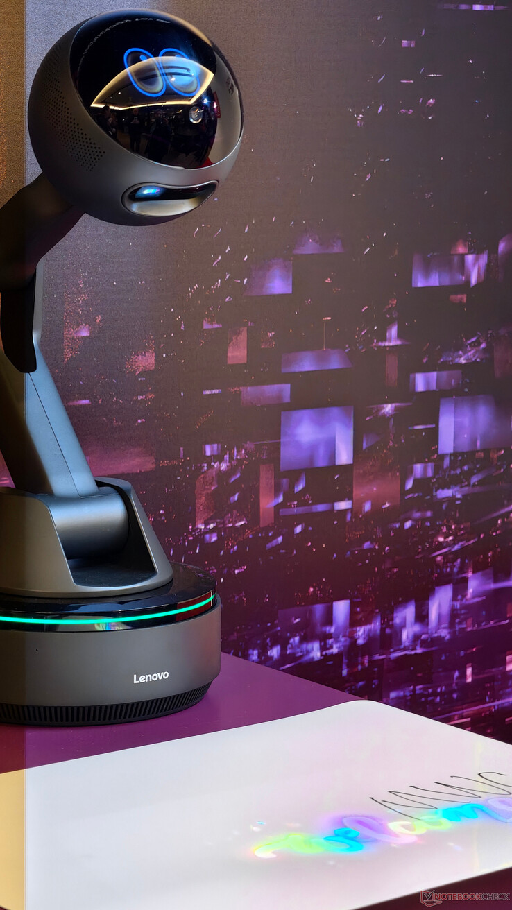 L'AI Workmate di Lenovo proiettato su una superficie sottostante.