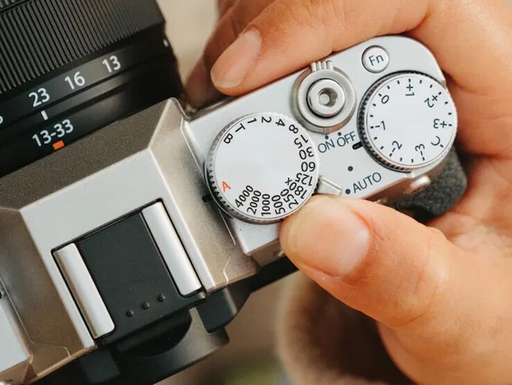 I quadranti di controllo diretto si trovano accanto al flash popup centrale sulla parte superiore della fotocamera Fujifilm X-T30 III. (Fonte: Fujifilm)