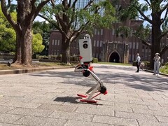Un&#039;immagine di Mevita che cammina all&#039;aperto (Fonte immagine: JSK Tendon Group / Kento Kawaharazuka; screenshot ritagliato)