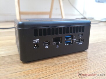 Lato Posteriore: Adattatore AC, Mini DisplayPort 1.4, Gigabit RJ-45, 2x USB 3.1 Gen. 2, USB-C con Thunderbolt 3, HDMI 2.0b