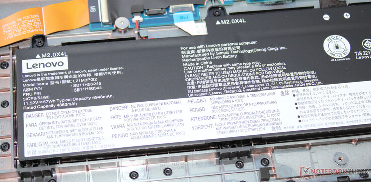 La batteria ha una capacità di 57 Wh.