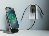 Il nuovo mattone di ricarica rapida Nomad da 65W ha un pad di ricarica wireless sulla parte superiore (Fonte: Nomad)