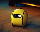 Samsung Ballie è al tempo stesso una telecamera di sicurezza portatile e un proiettore.