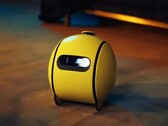 Samsung Ballie è al tempo stesso una telecamera di sicurezza portatile e un proiettore.
