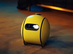 Samsung Ballie è al tempo stesso una telecamera di sicurezza portatile e un proiettore.