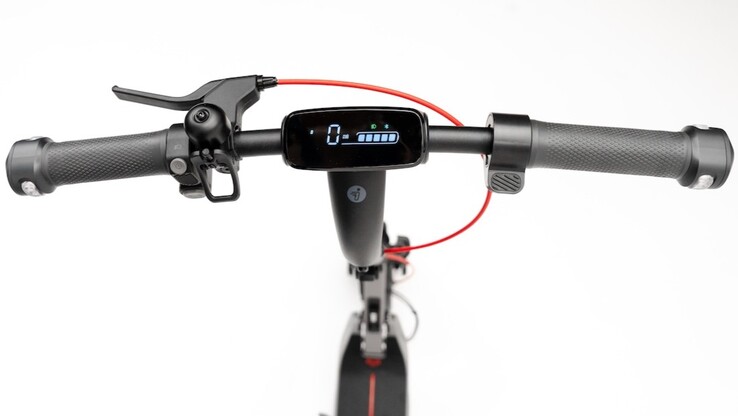 Il monopattino elettrico Segway E3 Go è dotato di luci laterali, un campanello e un display da 2.8