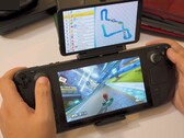 Steam Deck utilizza il display a doppio schermo di Retroid per giocare a Mario Kart, con la gara sullo schermo principale e la mappa della pista visualizzata sullo schermo secondario. (Fonte immagine: GameXData via YouTube)