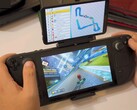 Steam Deck utilizza il display a doppio schermo di Retroid per giocare a Mario Kart, con la gara sullo schermo principale e la mappa della pista visualizzata sullo schermo secondario. (Fonte immagine: GameXData via YouTube)