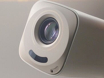 Una piccola telecamera nell'angolo anteriore consente al proiettore di mettere a fuoco automaticamente l'immagine. (Fonte: Notebookcheck)