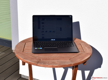 L'Asus ZenBook Flip 15 alla luce del sole