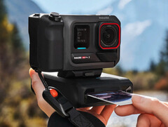 La stampante tascabile porta le polaroid sulla action camera Insta360 Ace Pro 2. (Fonte: Insta360)