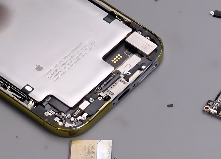 Fare spazio per uno slot SIM fisico non è stato facile.