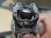 Il DJI Mini 5 Pro e un primo piano del suo nuovo sensore della fotocamera da 1 pollice e del suo sistema cardanico. (Fonte immagine: via Mauro Tandoi)
