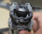 Il DJI Mini 5 Pro e un primo piano del suo nuovo sensore della fotocamera da 1 pollice e del suo sistema cardanico. (Fonte immagine: via Mauro Tandoi)