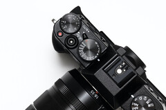 Una delle caratteristiche principali della Fujifilm X-T10 è il suo corpo in magnesio. (Fonte: Math su Unsplash)