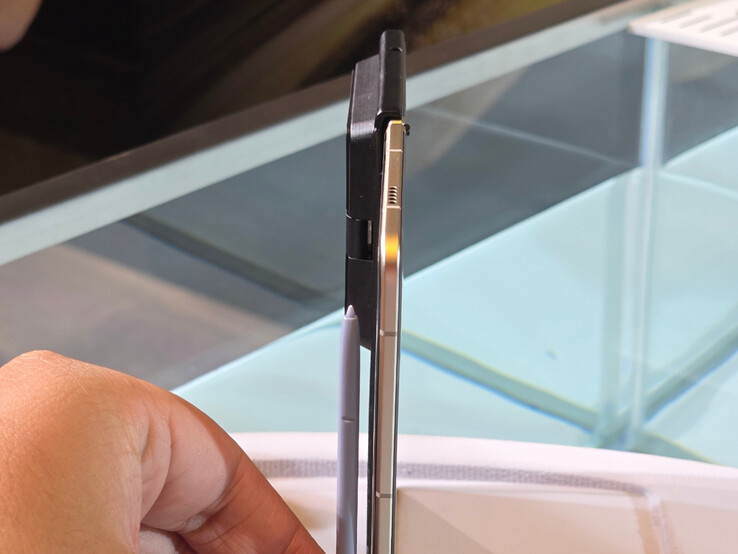 Il Honor Magic V5 accanto a una Samsung S Pen. (Fonte: Weibo)
