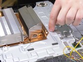 La memoria inferiore (posizione indicata con il dito) non è in contatto con l'enorme dissipatore di calore della PS5. (Fonte immagine: Gamers Nexus)