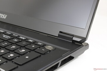 La rigidità della cerniera è discreta, ma avrebbe potuto essere più forte per le dimensioni