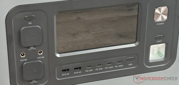 Sulla parte anteriore: display, 6 porte USB e altre porte DC, pulsante di accensione e luce LED