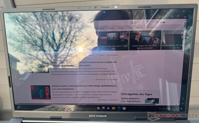 Asus VivoBook S15 BAPE alla luce del sole