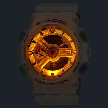 Casio G-Shock Pokémon GA-110 con la retroilluminazione a LED color ambra accesa in un ambiente buio.