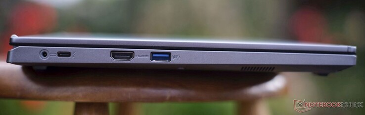 A sinistra: porta di ricarica, Thunderbolt 4, HDMI 2.1 (4K60), USB-A 3.2