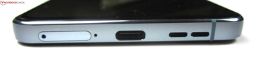 Parte inferiore: Slot SIM, microfono, USB-C 2.0, altoparlanti