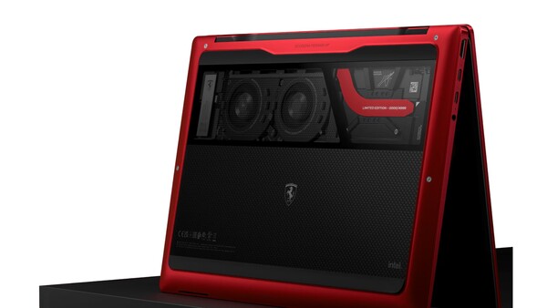 Il Notebook HP Limited Edition Scuderia Ferrari ha una finestra di vetro sul fondo.