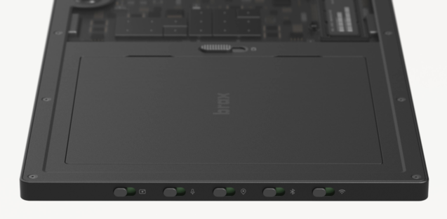Oltre a una batteria sostituibile dall'utente, gli interruttori hardware interrompono l'alimentazione delle radio, del microfono e della webcam. (Fonte immagine Braxtech)