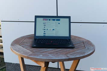 Lenovo ThinkPad A285 all'aperto all'ombra