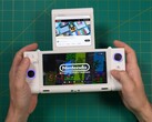 Russ di Retro Game Corps con in mano la console di gioco portatile a doppio schermo OneXSugar Sugar 1, con un gioco Nintendo sullo schermo principale e un video di YouTube sul display secondario. (Fonte immagine: Retro Game Corps su YouTube)