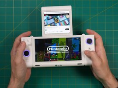 Russ di Retro Game Corps con in mano la console di gioco portatile a doppio schermo OneXSugar Sugar 1, con un gioco Nintendo sullo schermo principale e un video di YouTube sul display secondario. (Fonte immagine: Retro Game Corps su YouTube)
