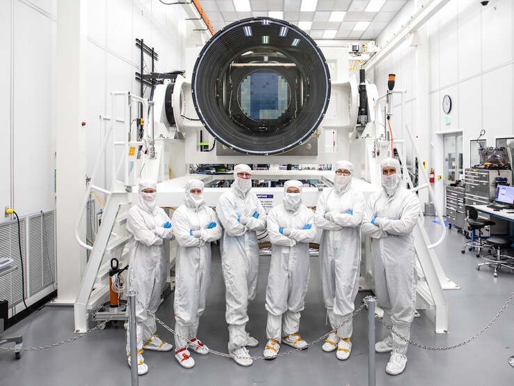 La fotocamera LSST montata nel Simonyi Survey Telescope pesa 2800 kg (6000 libbre) e utilizza filtri da 75 cm (30 pollici) per immaginare il cielo notturno dallo spettro di luce ultravioletto a quello vicino all'IR. (Fonte immagine: SLAC National Accelerator Laboratory)