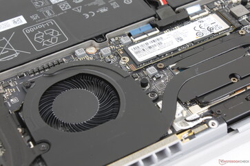 La soluzione di raffreddamento consiste in due ventole (55 mm + 60 mm), tre tubi di calore e alette del dissipatore in alluminio da 0,1 mm