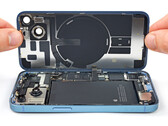 L'iPhone 14 può essere aperto da entrambi i lati, a differenza dei modelli precedenti. (Fonte immagine iFixit)
