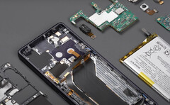 L'Xperia 1 IV è relativamente modulare una volta rimosso il pannello posteriore incollato. (Fonte: WekiHome)
