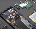 L'Xperia 1 IV è relativamente modulare una volta rimosso il pannello posteriore incollato. (Fonte: WekiHome)