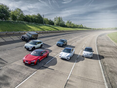 Auto elettriche su una strada britannica. Il mercato automobilistico del Regno Unito è esploso con le opzioni elettriche (Fonte: SMMT)