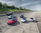 Auto elettriche su una strada britannica. Il mercato automobilistico del Regno Unito è esploso con le opzioni elettriche (Fonte: SMMT)