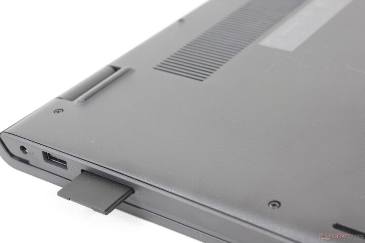 La scheda SD completamente inserita sporgerà sempre di oltre la metà della sua lunghezza, a differenza della maggior parte degli altri computer portatili