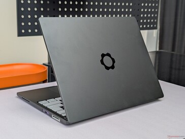 Il coperchio esterno in alluminio è limitato al grigio e all'argento, mentre la lunetta interna in plastica può avere altri colori