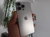 Non è la sua immaginazione, l'iPhone 15 Pro funziona più caldo al minimo rispetto agli iPhone precedenti. (Immagine: Notebookcheck)