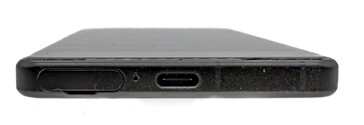 Parte inferiore: Slot per scheda SIM, microfono, porta USB