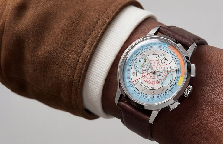 Cronografo Timex Marlin Neo Classic con quadrante argentato colorato e cinturino in pelle marrone indossato al polso.