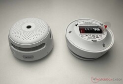 Viste dall'alto e dal basso del rilevatore di fumo intelligente connesso X-Sense XS01-M (FS61)