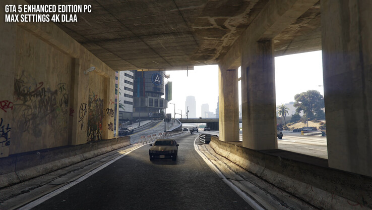 Sebbene GTA 5 Enhanced Edition presenti ottimi effetti RT, la qualità delle risorse risulta ancora visibilmente sgranata rispetto ai giochi moderni.