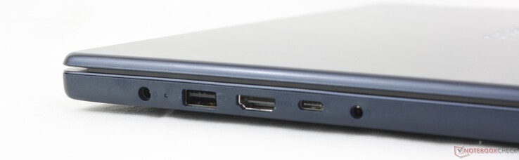 A sinistra: adattatore AC, USB-A (5 Gbps), HDMI 1.4, USB-C (5 Gbps) con Power Delivery 3.0 + DisplayPort 1.2, cuffie da 3,5 mm
